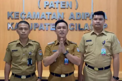 Camat Adipala Firdaus Azy Mutia saat memberikan klarifikasi terkait dugaan pelecehan oleh oknum pegawai. (Pemkab Cilacap).