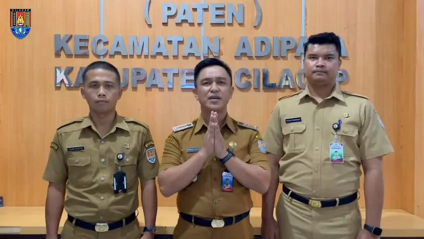 Camat Adipala Firdaus Azy Mutia saat memberikan klarifikasi terkait dugaan pelecehan oleh oknum pegawai. (Pemkab Cilacap).
