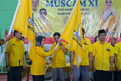 Ketua DPD Golkar Cilacap Teti Rohatiningsih menyerahkan bendera Golkar kepada 4 PK saat Muscam di Maos. (Faiz Tri Aji).