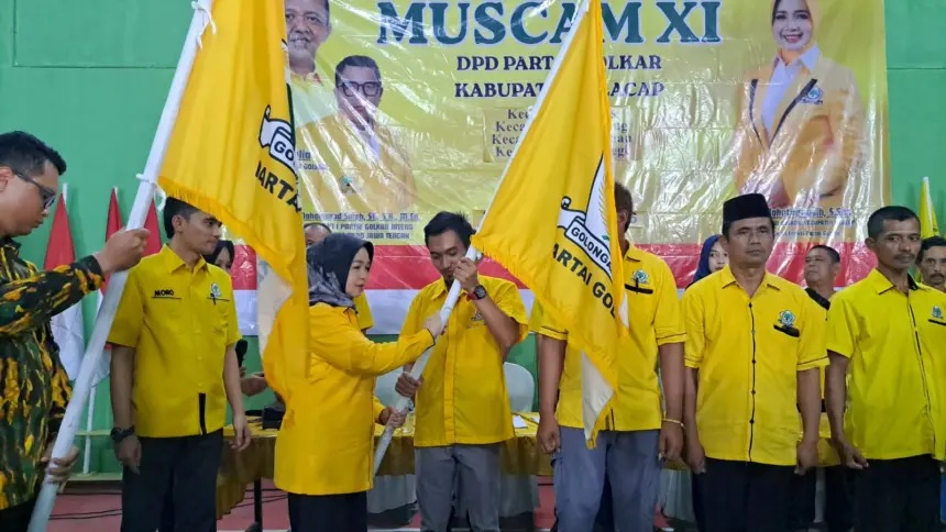 Ketua DPD Golkar Cilacap Teti Rohatiningsih menyerahkan bendera Golkar kepada 4 PK saat Muscam di Maos. (Faiz Tri Aji).