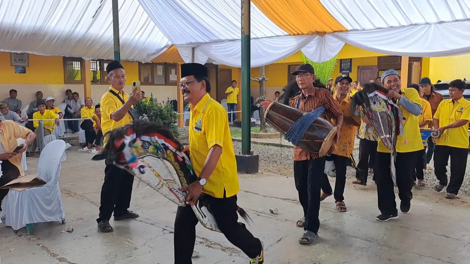 Seni tradisional ebeg warnai pendaftaran calon Pimpinan Kecamatan (Tri Aji).
