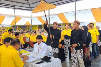 Peserta calon pendaftar Pimpinan Kecamatan mengenakan pakaian adat jawa. (Tri Aji).