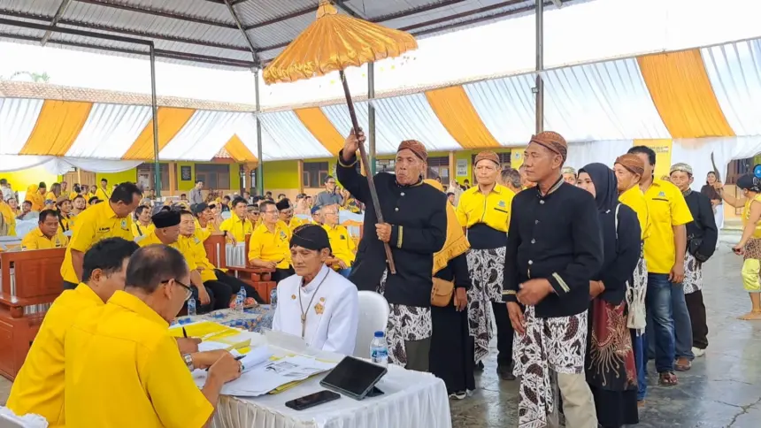 Peserta calon pendaftar Pimpinan Kecamatan mengenakan pakaian adat jawa. (Tri Aji).