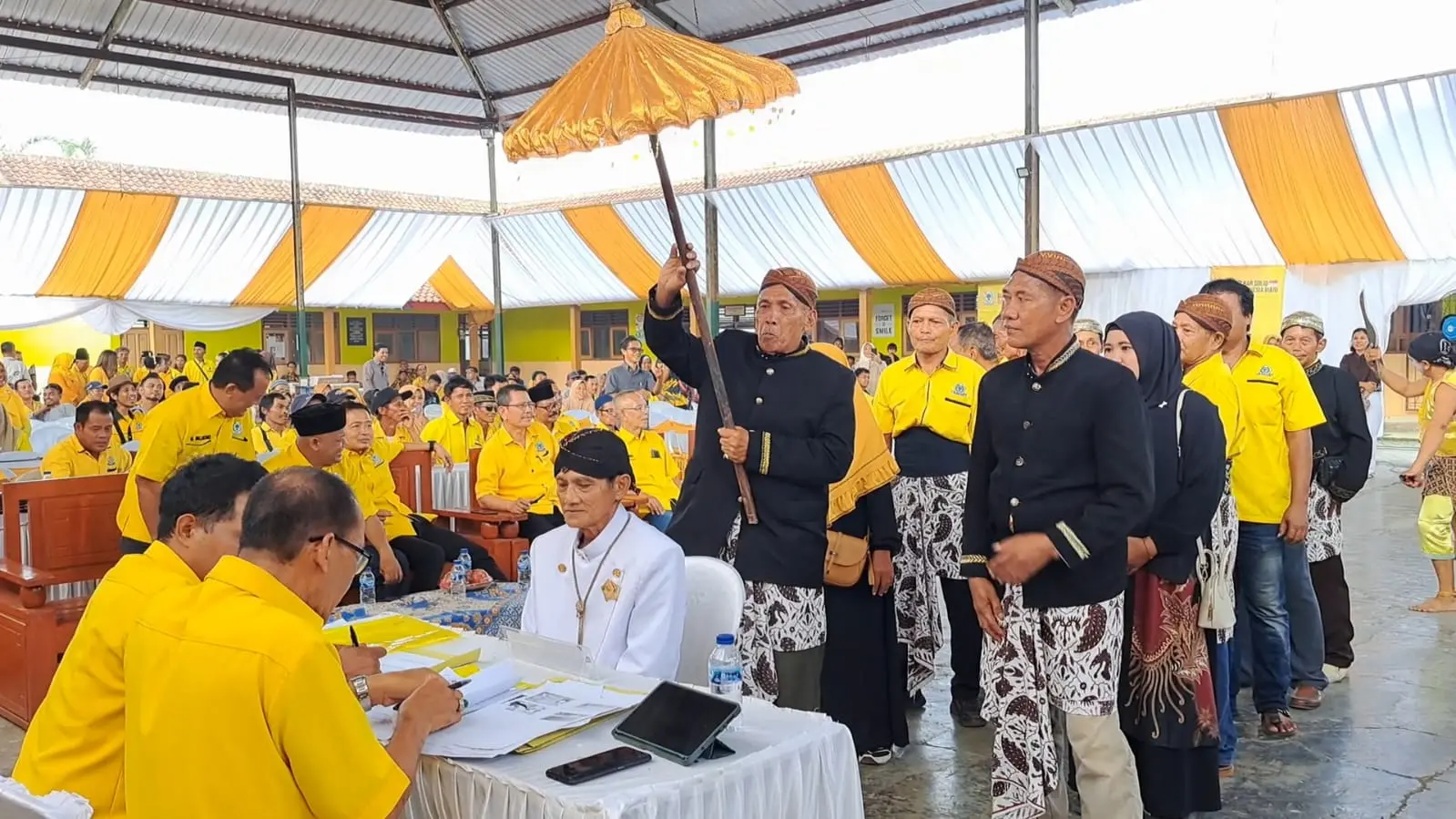 Peserta calon pendaftar Pimpinan Kecamatan mengenakan pakaian adat jawa. (Tri Aji).