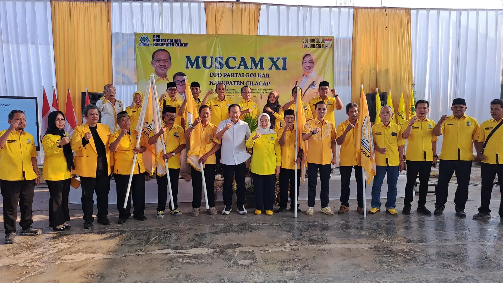 Ketua DPD Golkar Cilacap melantik 5 Pimpinan Kecamatan usai terpilih saat Muscam. (Tri Aji).