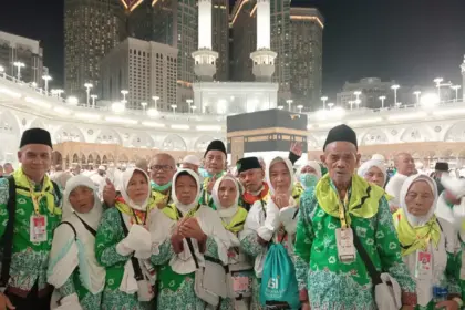 Para jemaah haji asal Cilacap saat beribadah di Makkah usai menyelesaikan rangkaian puncak ibadah. (Kemenhaj Cilacap).