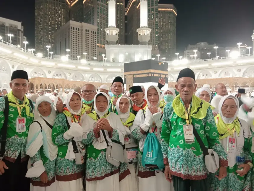 Para jemaah haji asal Cilacap saat beribadah di Makkah usai menyelesaikan rangkaian puncak ibadah. (Kemenhaj Cilacap).