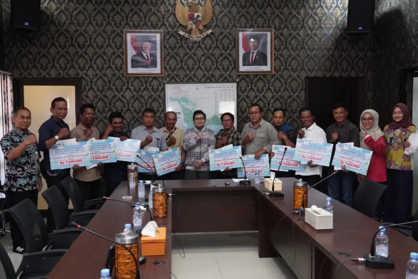 Pemkab Cilacap menyerahkan Bantuan Jolen Festival Nelayan Tahun 2026 di Ruang Rapat Wakil Bupati Cilacap pada Jumat (19/06/2026) kemarin.(Foto: Diskominfo Cilacap)
