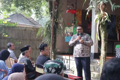 Wakil Bupati Purbalingga, Dimas Prasetyahani, secara resmi membuka pameran tunggal lukisan karya Imam Ghozali di Kie Art Space, Desa Sidareja, Kecamatan Kaligondang, Sabtu (20/6).(Foto: Prokompim Purbalingga)