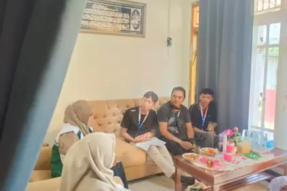 Komunitas KDS Bara Plus (baju hitam) saat telusur data ODHIV melibatkan tenaga kesehatan setempat. (Foto: KDS Bara Plus)