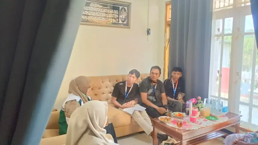Komunitas KDS Bara Plus (baju hitam) saat telusur data ODHIV melibatkan tenaga kesehatan setempat. (Foto: KDS Bara Plus)