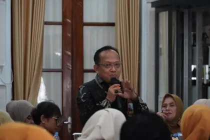 Tim Kantor Staf Kepresidenan (KSP) melakukan verifikasi lapangan ke Kabupaten Cilacap. Kunjungan yang dipimpin oleh Tim Deputi III ini diterima langsung oleh Plt. Bupati Cilacap, Ammy Amalia Fatma Surya, di Rumah Dinas Bupati Cilacap, Senin (22/6).(Foto: Diskominfo Cilacap)
