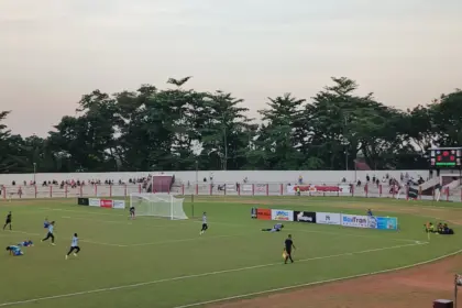Pemain Persibangga Purbalingga tertunduk lesu usai dipaksa menyerah 0-2 oleh tim tamu Wahana FC Pekanbaru pada laga Liga 4 Nasional di Stadion Goentoer Darjono, Selasa (2/6/2026) sore. (Foto: Cilacap Today)