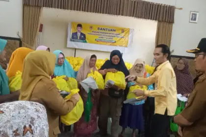 Mas Moro Salurkan 500 Paket Bantuan Pangan di Karangpucung, Warga Antusias