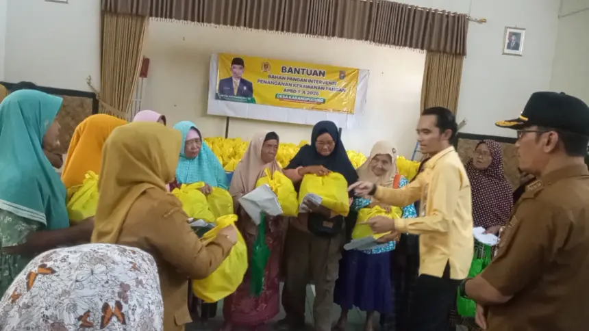 Mas Moro Salurkan 500 Paket Bantuan Pangan di Karangpucung, Warga Antusias
