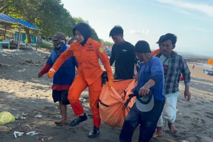 Tim SAR Gabungan saat evakuasi mayat di Pantai Teluk Penyu Cilacap. (Basarnas Cilacap).