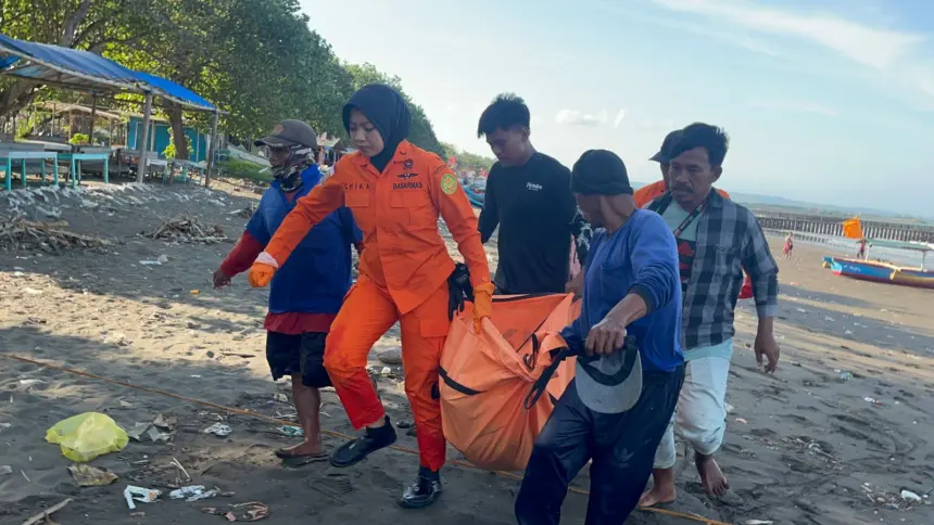 Tim SAR Gabungan saat evakuasi mayat di Pantai Teluk Penyu Cilacap. (Basarnas Cilacap).