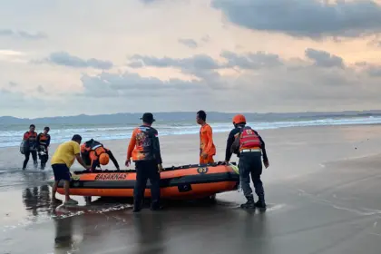 Tim SAR gabungan cari 2 remaja tenggelam di Pantai Menganti Cilacap. (Basarnas Cilacap).