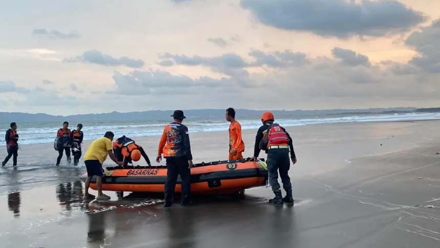 Tim SAR gabungan cari 2 remaja tenggelam di Pantai Menganti Cilacap. (Basarnas Cilacap).
