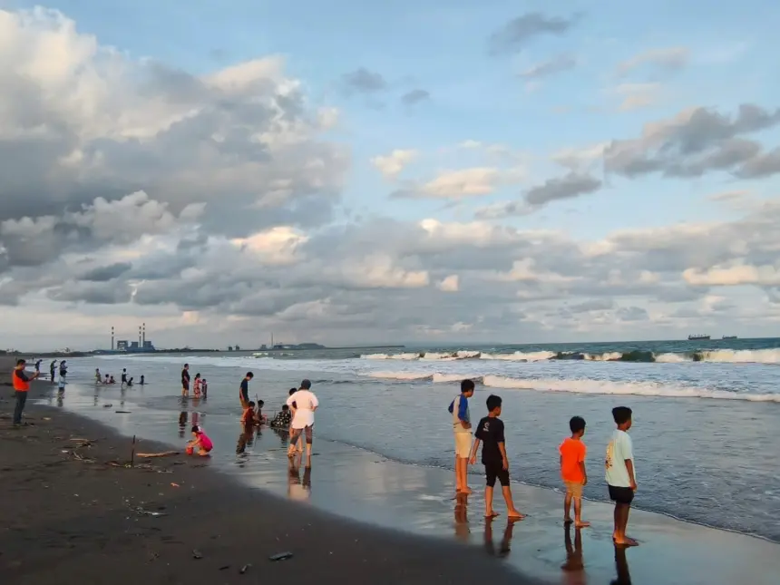 Suasana Pantai Kemiren, Kelurahan Tegalkamulyan di Cilacap Selatan yang dikenal juga sebagai wilayah dengan produktivitas sektor perikanan. (Cilacap Today)