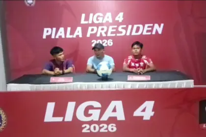 Pelatih Persibangga, M. Irfan (tengah) mengisyaratkan rotasi pemain saat berjumpa PSN Ngada, Kamis (25/6/2026) sore mendatang. (Media Officer Persibangga)