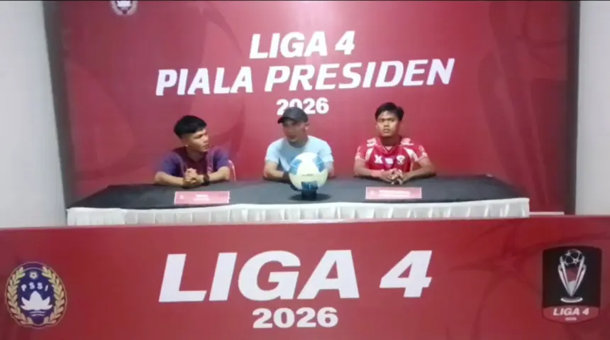 Pelatih Persibangga, M. Irfan (tengah) mengisyaratkan rotasi pemain saat berjumpa PSN Ngada, Kamis (25/6/2026) sore mendatang. (Media Officer Persibangga)