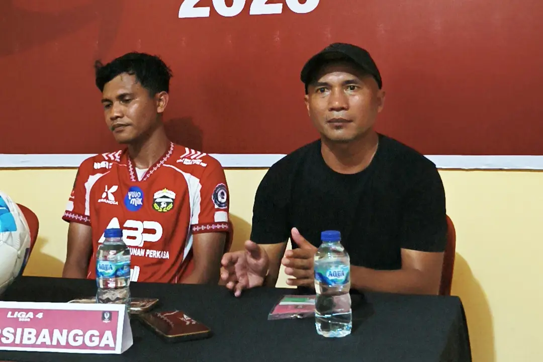Keterangan pers Pelatih Persibangga Purbalingga, M. Irfan (kanan) usai amankan tiket 32 besar Liga 4 Nasional. (Cilacap Today)