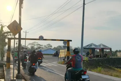 Kondisi fisik portal pembatas ketinggian di jalur Mandirancan-Papringan yang sudah tiga kali ambrol akibat diterjang kendaraan besar. (Cilacap Today)