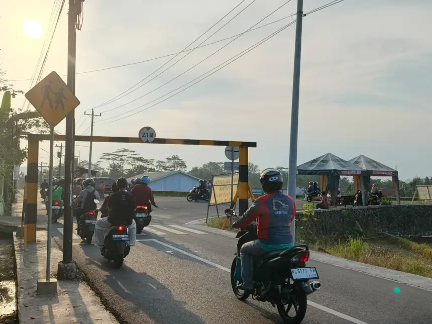 Kondisi fisik portal pembatas ketinggian di jalur Mandirancan-Papringan yang sudah tiga kali ambrol akibat diterjang kendaraan besar. (Cilacap Today)