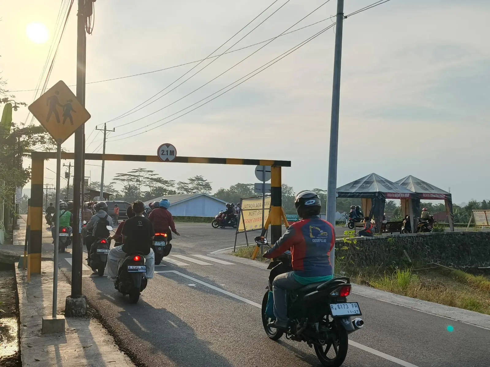 Kondisi fisik portal pembatas ketinggian di jalur Mandirancan-Papringan yang sudah tiga kali ambrol akibat diterjang kendaraan besar. (Cilacap Today)