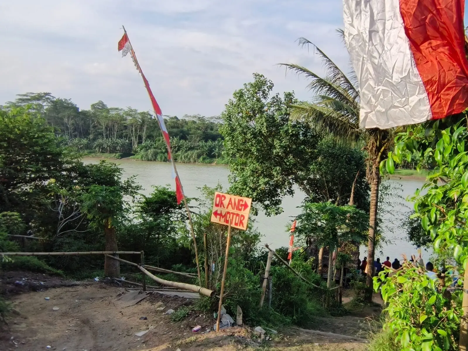 Guna menghindari rute memutar yang jauh, masyarakat memanfaatkan perahu pengangkut pasir sebagai alternatif penyeberangan darurat. (Cilacap Today)