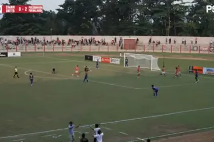 Para pemain Persibangga merayakan gol dari Arvin Aufa ke gawang Cimahi United menit ke-60 di Stadion Goentoer Darjono, Purbalingga, Selasa (9/6/2026) sore. (YouTube PSSI TV)