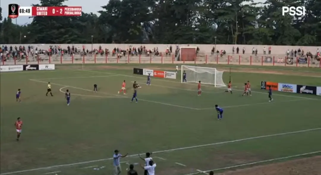 Para pemain Persibangga merayakan gol dari Arvin Aufa ke gawang Cimahi United menit ke-60 di Stadion Goentoer Darjono, Purbalingga, Selasa (9/6/2026) sore. (YouTube PSSI TV)