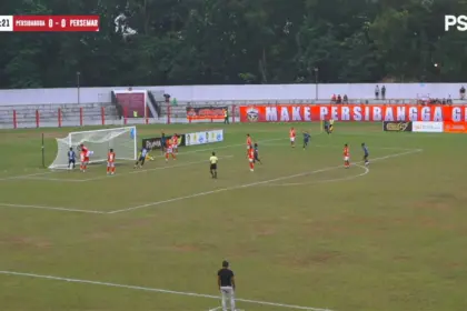 Persibangga (merah) mampu melakukan comeback di babak pertama atas Persemar Martapura dalam lanjutan Liga 4 Nasional. (YouTube PSSI TV)