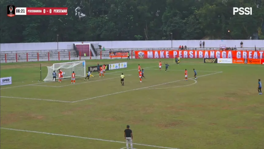 Persibangga (merah) mampu melakukan comeback di babak pertama atas Persemar Martapura dalam lanjutan Liga 4 Nasional. (YouTube PSSI TV)