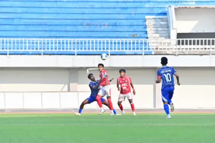 Persibangga Purbalingga (merah) saat ditahan imbang tanpa gol oleh Persikotas Tasikmalaya (biru) pada babak pertama laga Grup AA di Stadion Mandala Krida, Yogyakarta, Senin (22/6/2026) sore. (Foto: Media Officer Persibangga)
