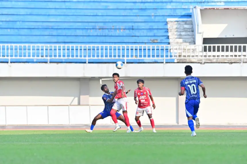Persibangga Purbalingga (merah) saat ditahan imbang tanpa gol oleh Persikotas Tasikmalaya (biru) pada babak pertama laga Grup AA di Stadion Mandala Krida, Yogyakarta, Senin (22/6/2026) sore. (Foto: Media Officer Persibangga)