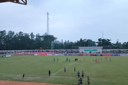 Para pemain Persibangga Purbalingga melakukan selebrasi setelah memastikan diri lolos ke babak 32 besar Liga 4 Piala Presiden 2026 berkat kemenangan 3-1 atas PSPP Padang Panjang di Stadion Goentoer Darjono, Jumat (5/6/2026) sore. (Foto: Cilacap Today)