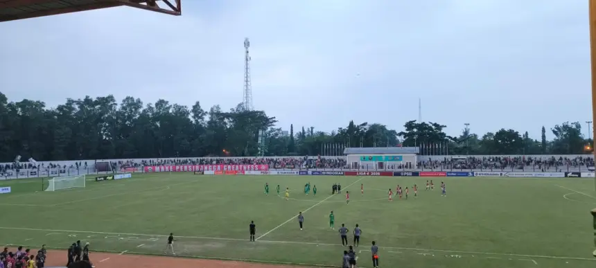 Para pemain Persibangga Purbalingga melakukan selebrasi setelah memastikan diri lolos ke babak 32 besar Liga 4 Piala Presiden 2026 berkat kemenangan 3-1 atas PSPP Padang Panjang di Stadion Goentoer Darjono, Jumat (5/6/2026) sore. (Foto: Cilacap Today)