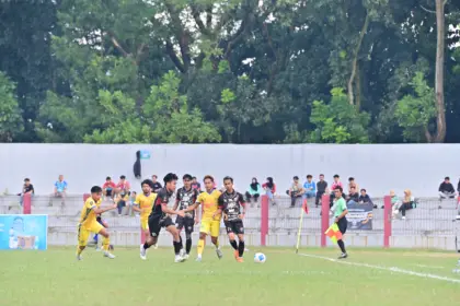 Bermain imbang, Pesik Kuningan (kuning) dan Persibangga (hitam) sama-sama lolos ke Babak 16 Besar Liga 4. (Media Officer Persibangga)