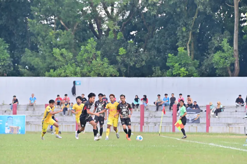 Bermain imbang, Pesik Kuningan (kuning) dan Persibangga (hitam) sama-sama lolos ke Babak 16 Besar Liga 4. (Media Officer Persibangga)