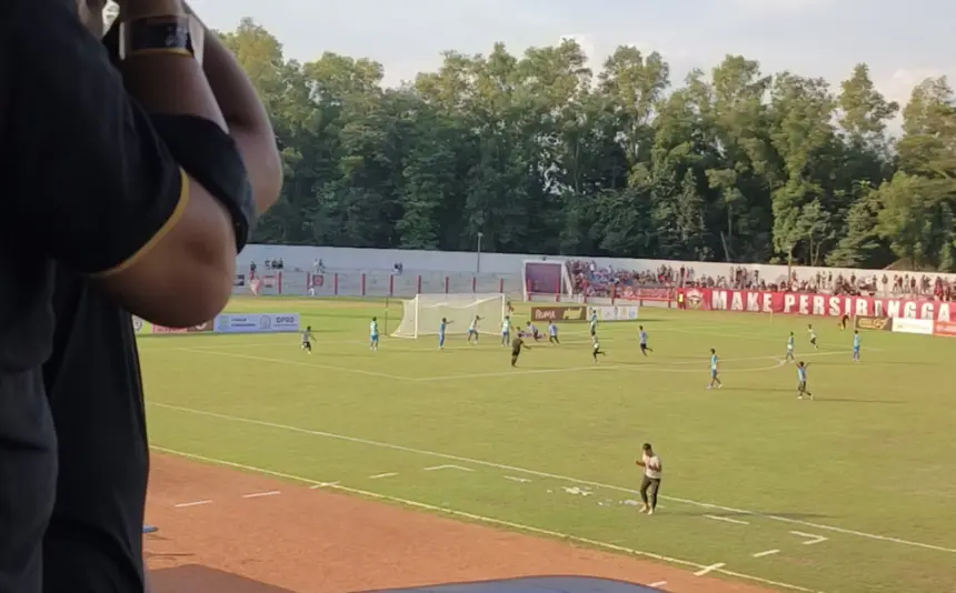 Skuad Persibangga harus berjuang ekstra setelah tertinggal 0-1 dari Wahana FC pada babak pertama laga Liga 4 Nasional di Stadion Goentoer Darjono, Selasa (2/6/2026) sore. (Foto: Cilacap Today)