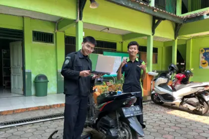 Dua siswa anggota tim pengembang SIKAMOT SCW, Edzar dan Andika sedang menunjukkan cara kerja pengaman kendaraan bermotor berbasis e KTP, Sabtu 20 Juni 2026. (Foto: dok SMK Cokroaminoto Wanadadi)