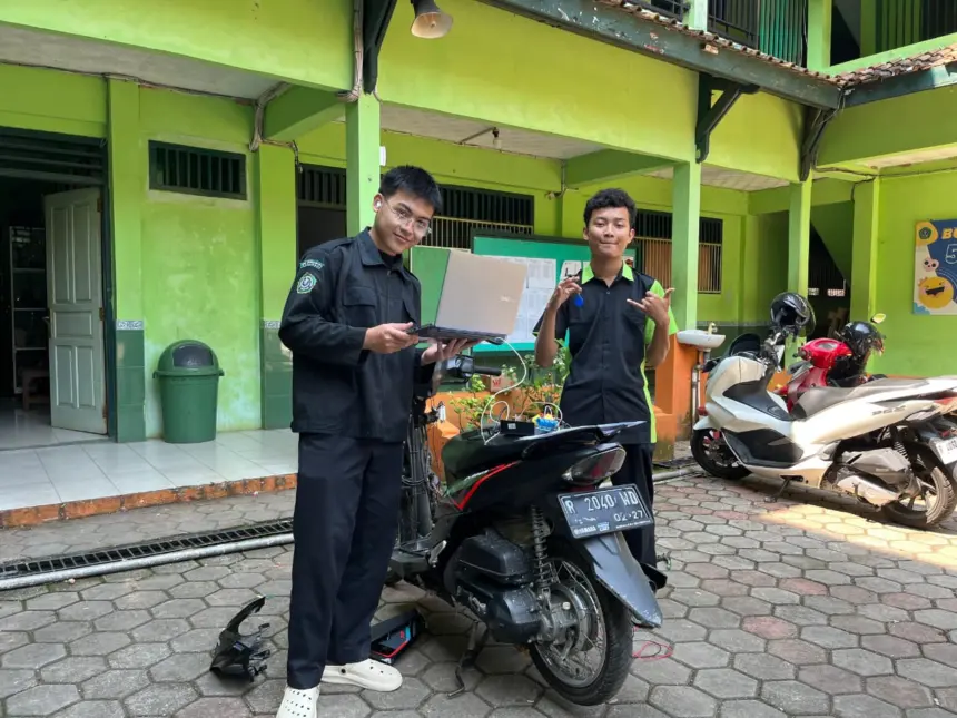 Dua siswa anggota tim pengembang SIKAMOT SCW, Edzar dan Andika sedang menunjukkan cara kerja pengaman kendaraan bermotor berbasis e KTP, Sabtu 20 Juni 2026. (Foto: dok SMK Cokroaminoto Wanadadi)