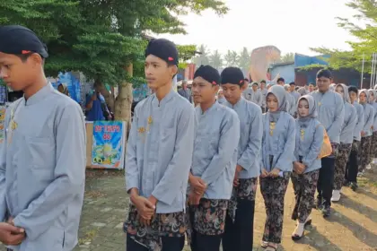 Kirab budaya siswa SMP Sultan Agung Rayakan pakai pakaian adat Jawa seperti kebaya dan blangkon saat tasyakuran kelulusan. (Tri Aji).