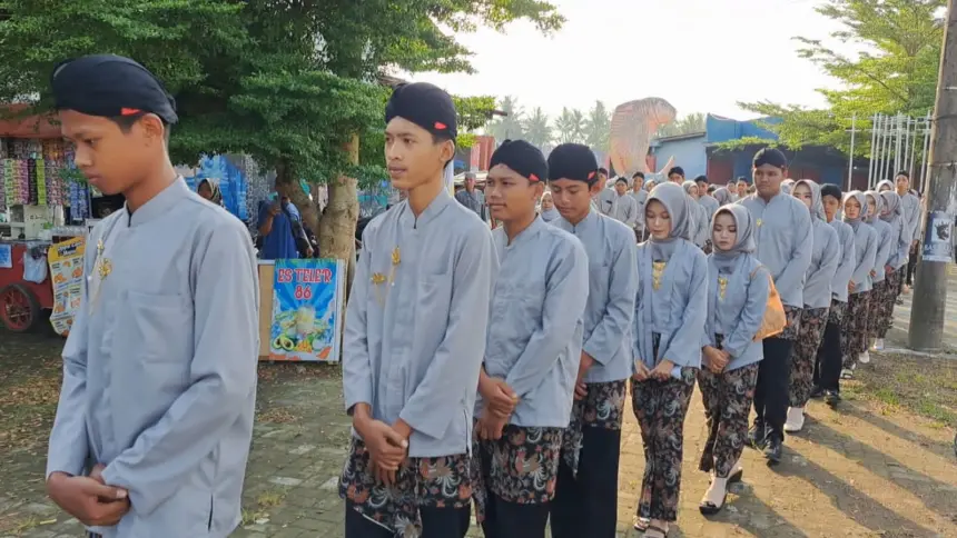 Kirab budaya siswa SMP Sultan Agung Rayakan pakai pakaian adat Jawa seperti kebaya dan blangkon saat tasyakuran kelulusan. (Tri Aji).