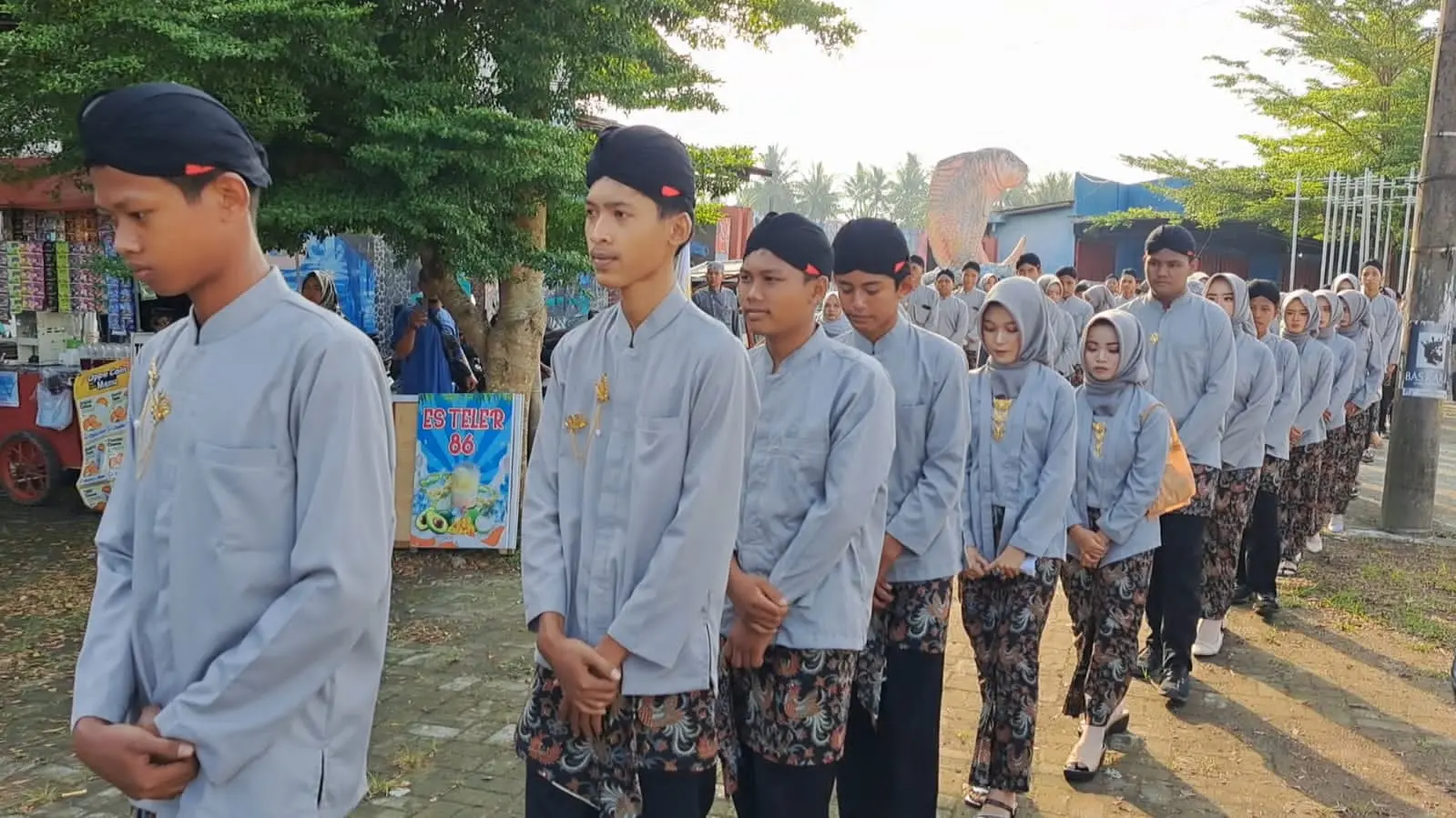 Kirab budaya siswa SMP Sultan Agung Rayakan pakai pakaian adat Jawa seperti kebaya dan blangkon saat tasyakuran kelulusan. (Tri Aji).