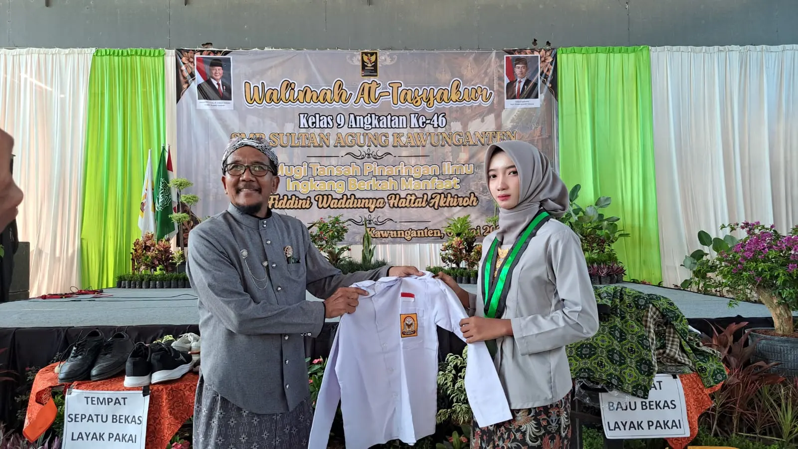 Siswa SMP Sultan Agung Kawunganten yang lulus donasikan seragam kepada adik kelas. (Tri Aji).