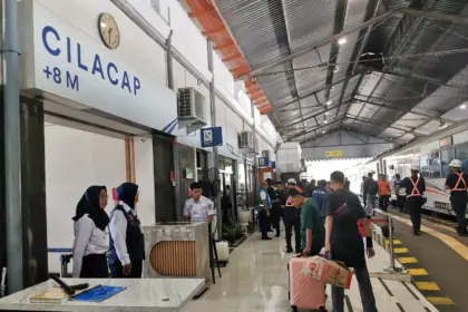 Sejumlah penumpang saat naik dan turun di Stasiun Cilacap. (Daop 5).