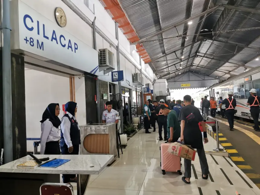 Sejumlah penumpang saat naik dan turun di Stasiun Cilacap. (Daop 5).